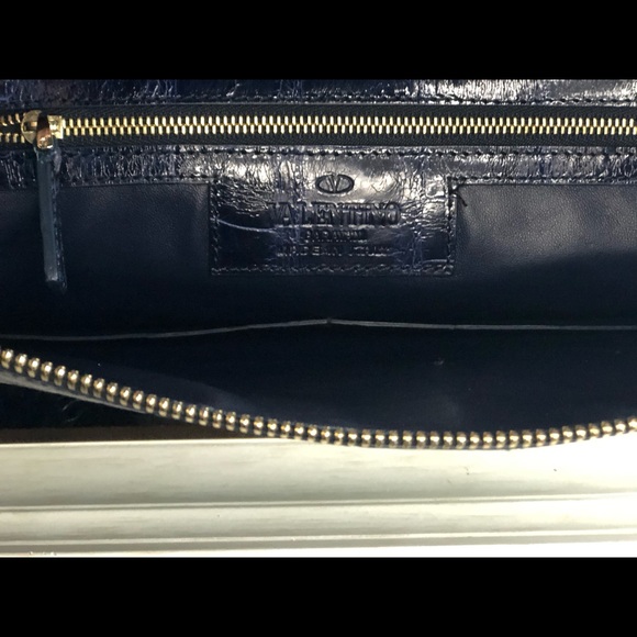 Valentino Garavani Crocodile Portfolio in sapphire blue. - Picture 4 of 4